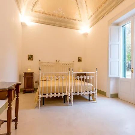 Giulio Dimora Storica Bed & Breakfast 4*